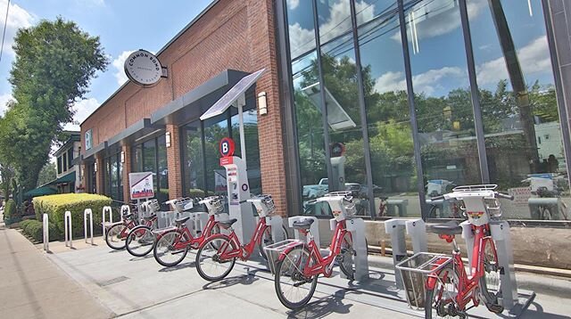 🚨There&rsquo;s a NEW BCycle station in Midtown, located right on the newly-built, protected bike lane at Austin &amp; Gray! Riders can use this station to connect to Downtown, Hermann Park, and more. A huge thanks goes out to our partners at @midtownhou for funding this expansion. (📸: @doogieroux) 
#houstonbcycle #houston #midtownhouston #htx #houstontx #bikehouston #bcycle #bikes #downtownhouston